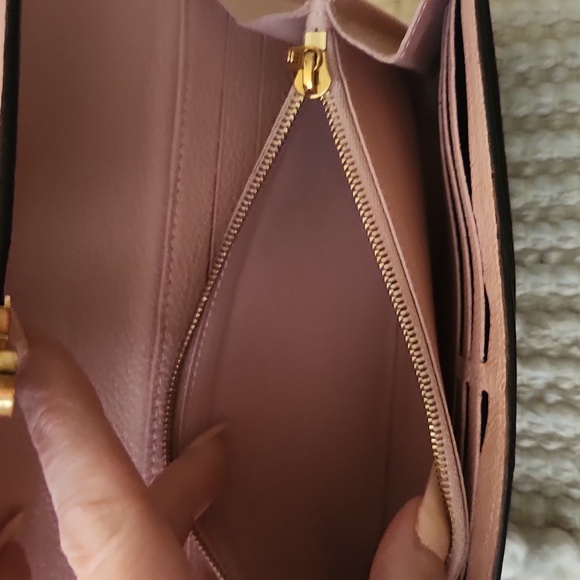 Louis Vuitton - Picture 9 of 10